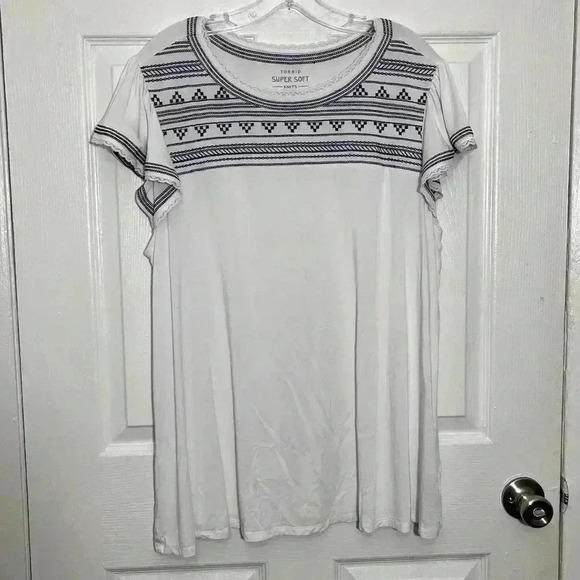 torrid Tops - TORRID Super Soft Knit White with Navy embroidery Top | size 1